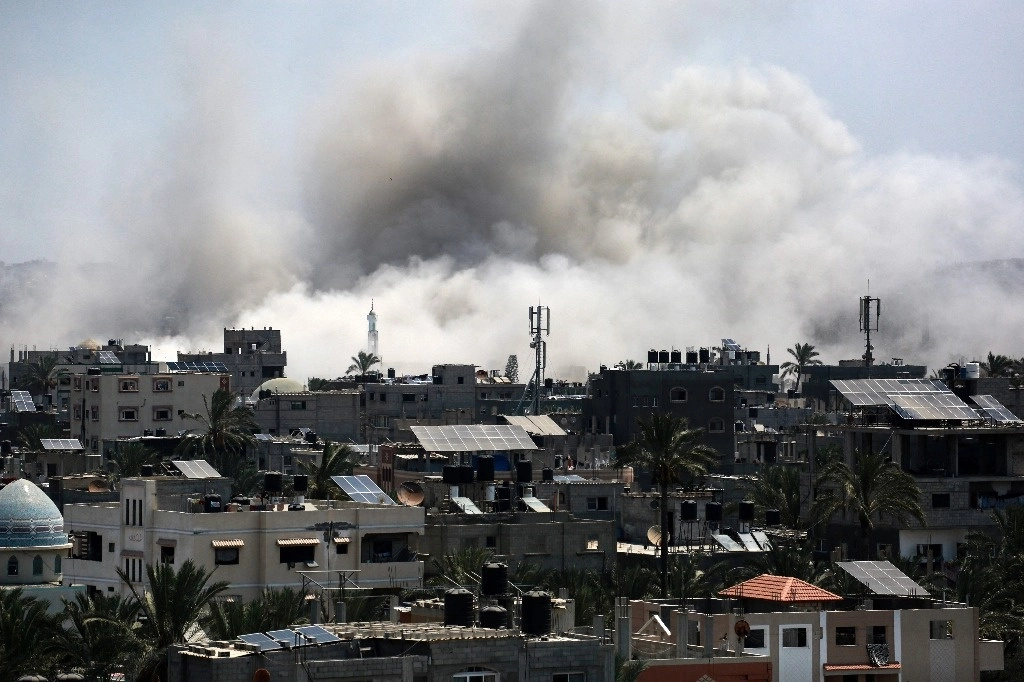 El humo se eleva durante un ataque israelí en Deir el-Balah, en el centro de la Franja de Gaza, el 27 de julio de 2024. Foto Afp 