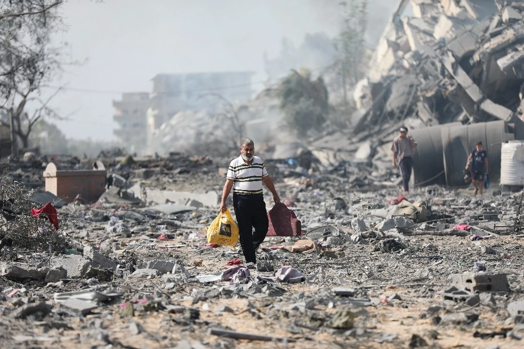 Mientras sigue el lanzamiento de misiles, Israel prepara una invasión por tierra a Gaza, donde según las autoridades los ataques aéreos y de artillería han causado la muerte de 4 mil 100 personas, a dos semanas de que el grupo extremista incursionara en Israel, asesinando a mil 400 personas y llevándose a 200 como rehenes. Foto Ap