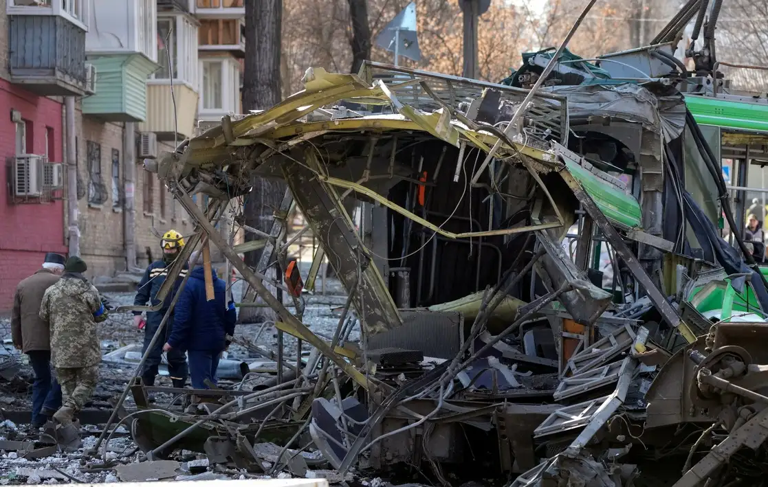 La policía inspecciona la zona de un bombardeo ruso en Kiev, Ucrania, el 14 de marzo de 2022. Foto Ap