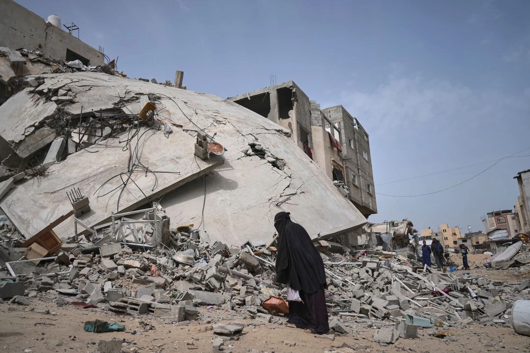 Bombardeo por parte del ejército israelí en Khan Younis, en el sur de la Franja de Gaza, el domingo 6 de abril de 2025.