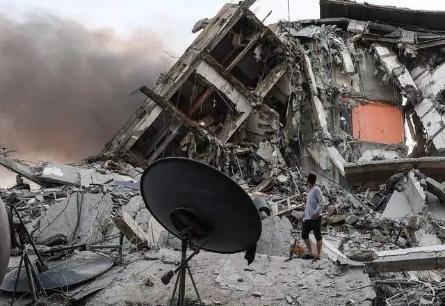 Un edificio de una decena de pisos, que albergaba oficinas de la cadena televisiva palestina Al Aqsa, fue destruido por bombardeos israelíes sobre Gaza. Foto Afp