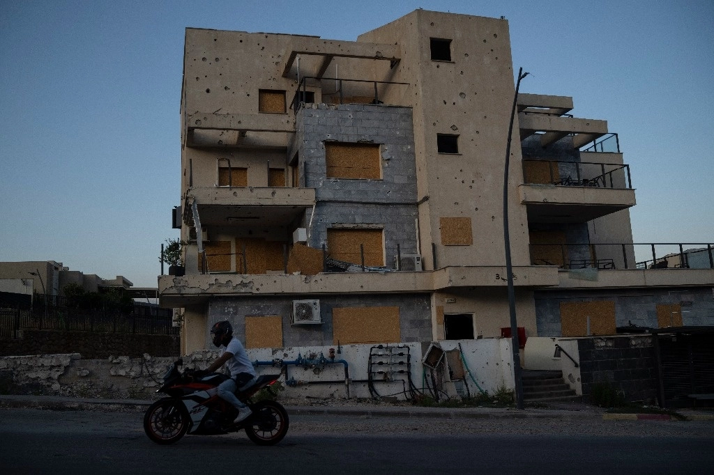 Edificio dañado por bombardeos de Hezbolá en la localidad israelí de Kiryat Shmona. Foto Ap