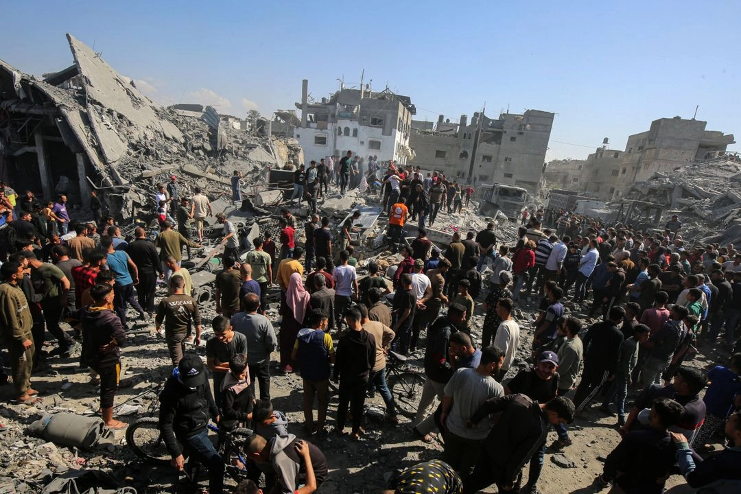 Palestinos buscan sobrevivientes tras un bombardeo israelí en el campamento de refugiados de Jabalia, en el norte de la Franja de Gaza.