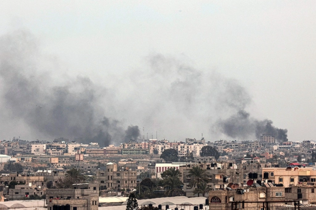 Columnas de humo se elevan sobre Rafá, al sur de la franja de Gaza, después de bombardeos israelíes este martes 13 de febrero de 2024. Foto Afp 