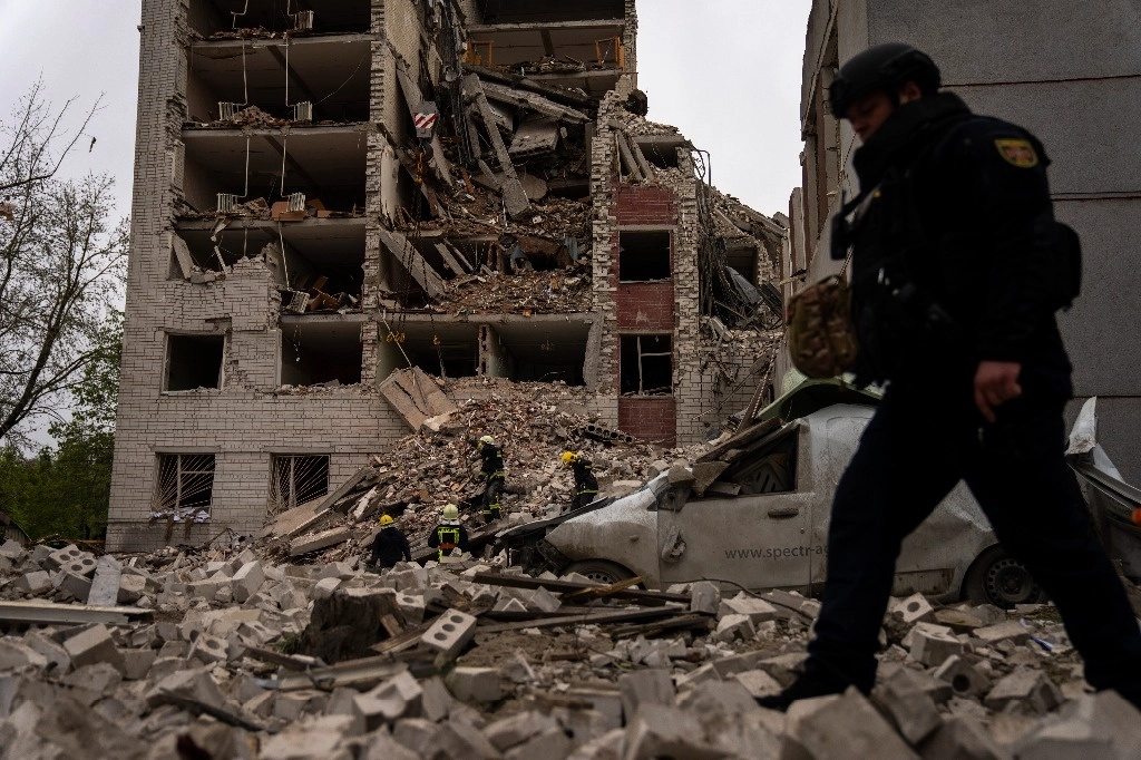 Un bombardeo ruso dejó al menos 17 muertos y decenas de heridos en Chernigov, una ciudad del norte de Ucrania, el 17 de abril de 2024. Foto Ap 