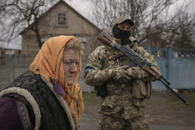 Una mujer ucrania espera ayuda humanitaria en Motyzhyn, Ucrania. Foto Ap
