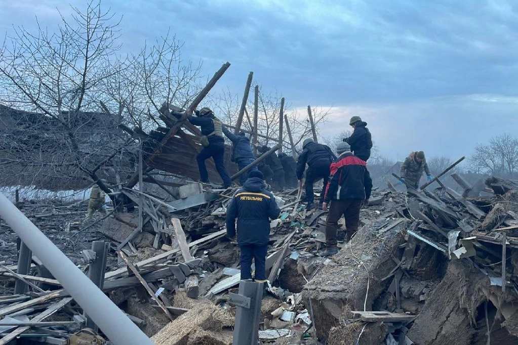 Rescatistas trabajan en el lugar de un ataque con misiles en la ciudad de Pokrovsk, región de Donetsk, Ucrania. Foto Afp