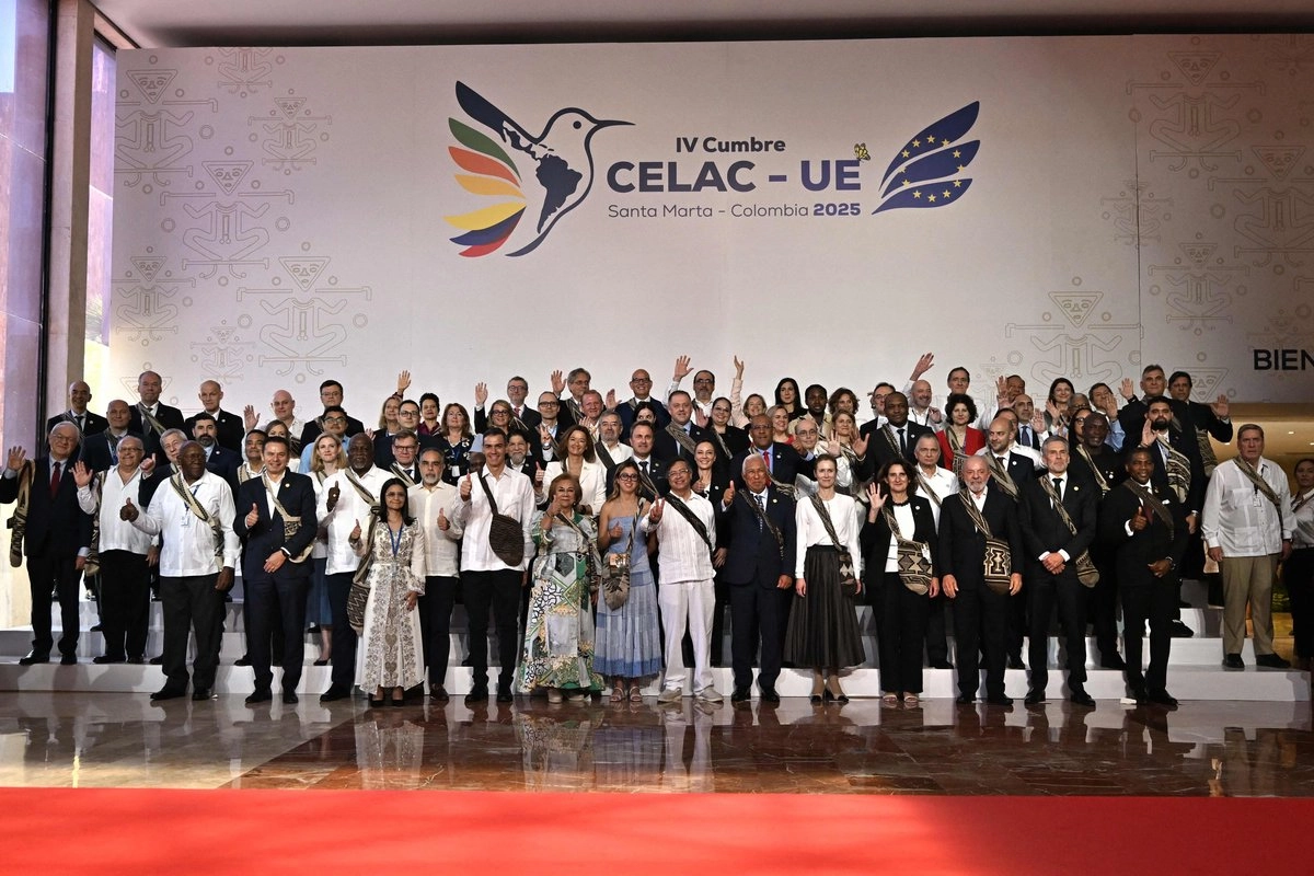Jefes de Estado y representantes posan para la foto de familia antes de la Cumbre CELAC-UE en Santa Marta, Colombia, el 9 de noviembre de 2025. 