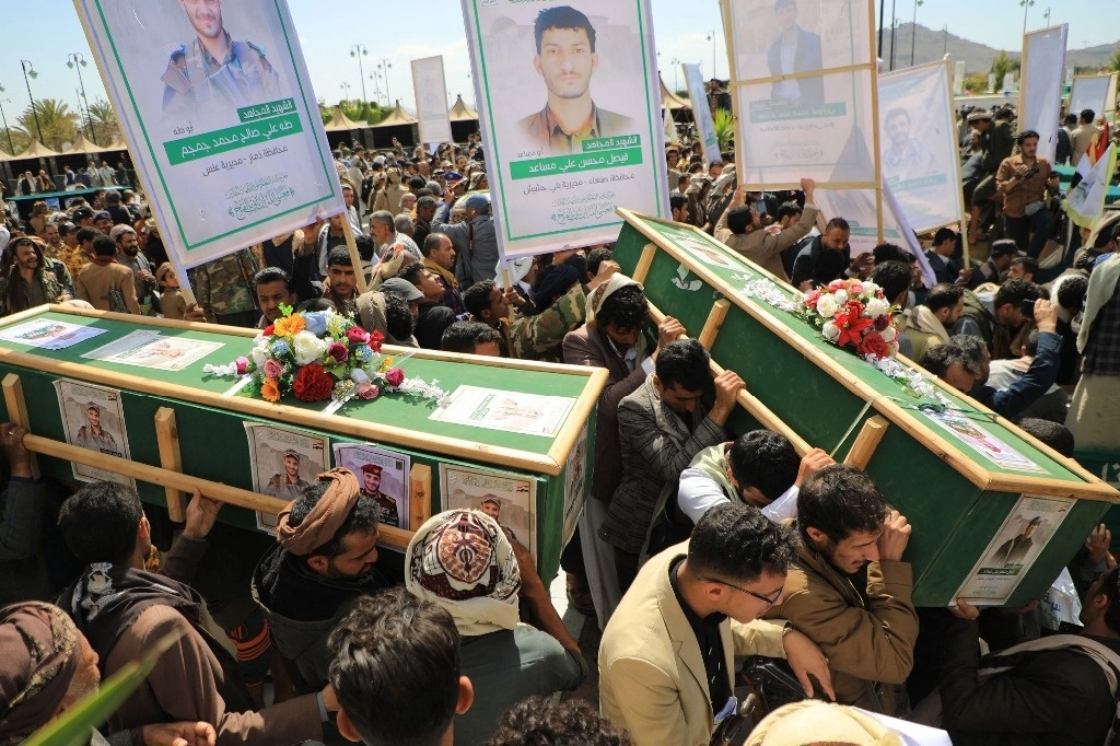 Bombardeos estadunidenses mataron a 17 combatientes hutíes de Yemen, informó el medio oficial de la formación rebelde tras las exequias de los fallecidos en esta capital, el 10 de febrero de 2024. Foto Afp