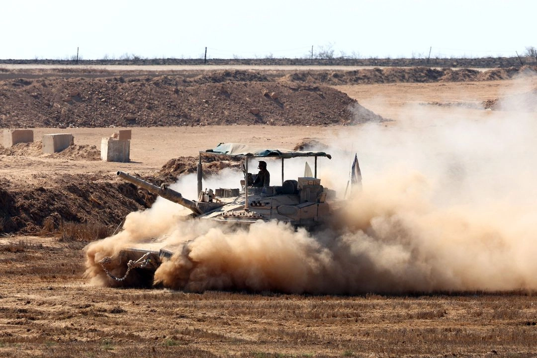Un tanque israelí recorre la valla fronteriza con la franja de Gaza, el 10 de julio de 2025. Foto 