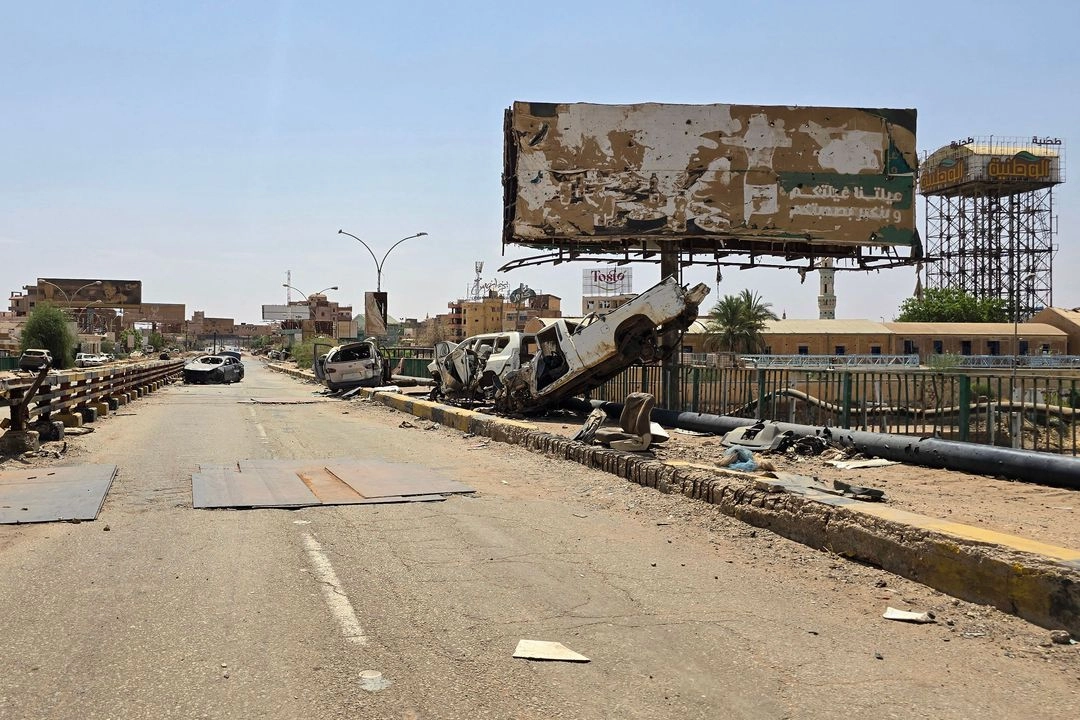 Restos de vehículos yacen sobre los restos del puente Shambat, que conecta Omdurmán y Bahri, el 24 de junio de 2025 en la región de la capital sudanesa.