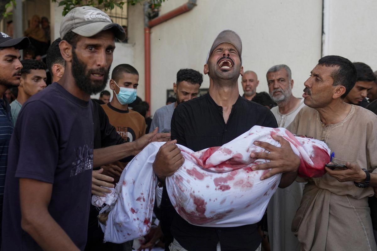 Desde que Tel Aviv lanzó la ofensiva contra Hamas, el 7 de octubre de 2023, han muerto 57 mil 882 palestinos. En la imagen, un hombre carga el cuerpo de un menor asesinado en los ataques israelíes de ayer en Gaza. Foto 