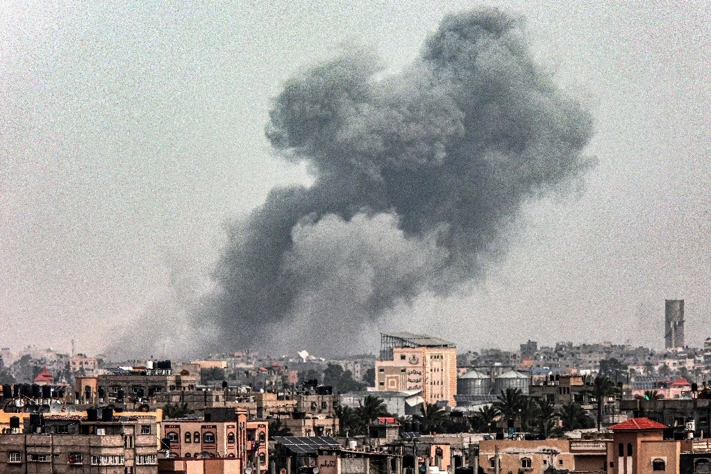Israel lanzó bombardeos sobre el barrio de al-Shejaia, al este de Gaza. Foto Afp