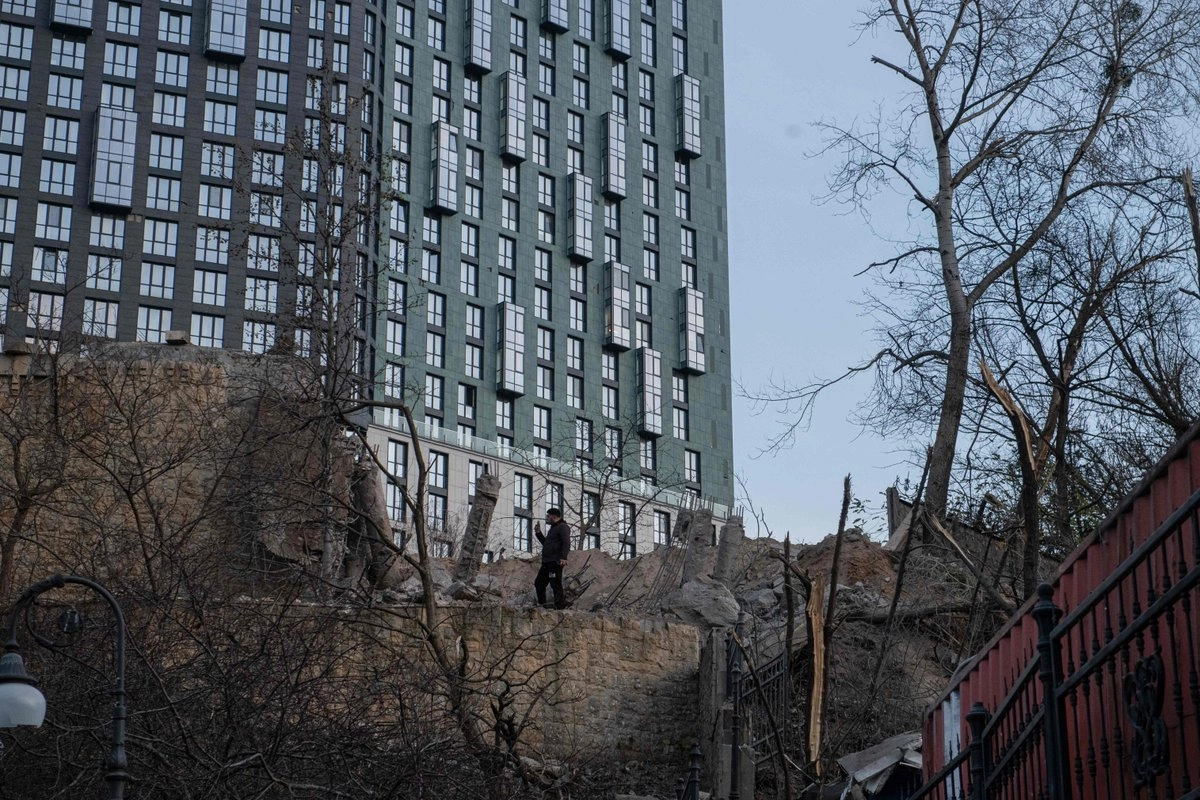 Daños en la embajada de Azerbaiyán en Ucrania tras un ataque aéreo ruso, en Kiev, el 14 de noviembre de 2025, en el contexto de la invasión rusa de Ucrania.