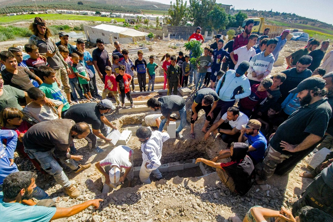 Entierro de los combatientes proturcos de la división Hamza, asesinados por bombardeos rusos en Siria. Foto Afp 