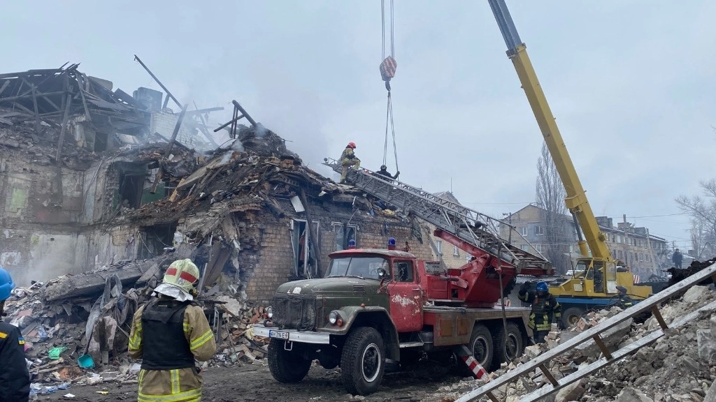 Rescatistas remueven los escombros de un edificio residencial impactado por bombardeos rusos en la región de Donestsk. Foto Afp