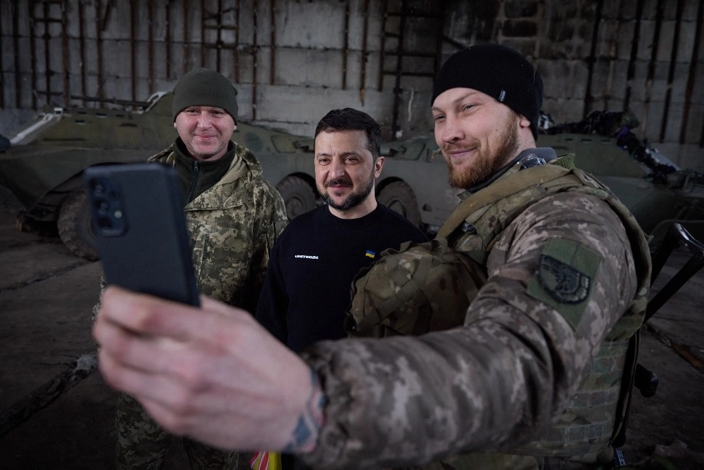 El mandatario de Ucrania, Volodymir Zelensky (al centro), se fotografió ayer con soldados cerca de la ciudad de Bakhmut, luego de un encuentro en el que el mandatario entregó reconocimientos. Foto Afp / Prensa de la presidencia de Ucrania 
