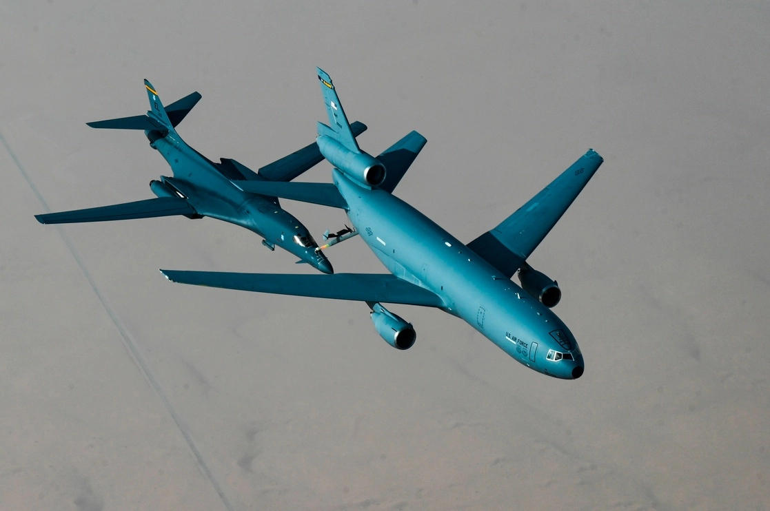 Un bombardero de la Fuerza Aérea de EU sobrevuela Medio Oriente. Foto Ap