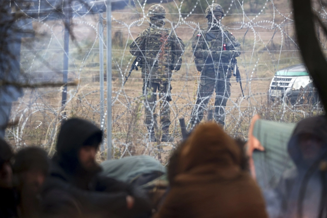 Elementos de seguridad polacos resguardan la frontera con Bielorrusia ante la llegada de migrantes de Medio Oriente, el 10 de noviembre de 2021. Foto Ap 
