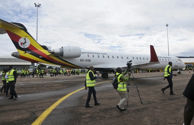 En imagen de archivo, llegada de dos aviones CRJ-900 de la compañía canadiense Bombardier para la aerolínea nacional de Uganda. Foto Ap