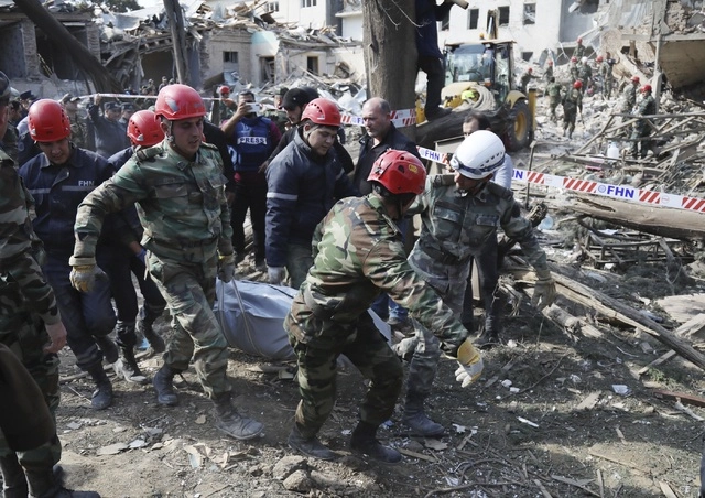 Rescatistas ayudan a una persona herida tras los bombardeos en la ciudad de Ganya, Azerbaiyán. Foto Ap 