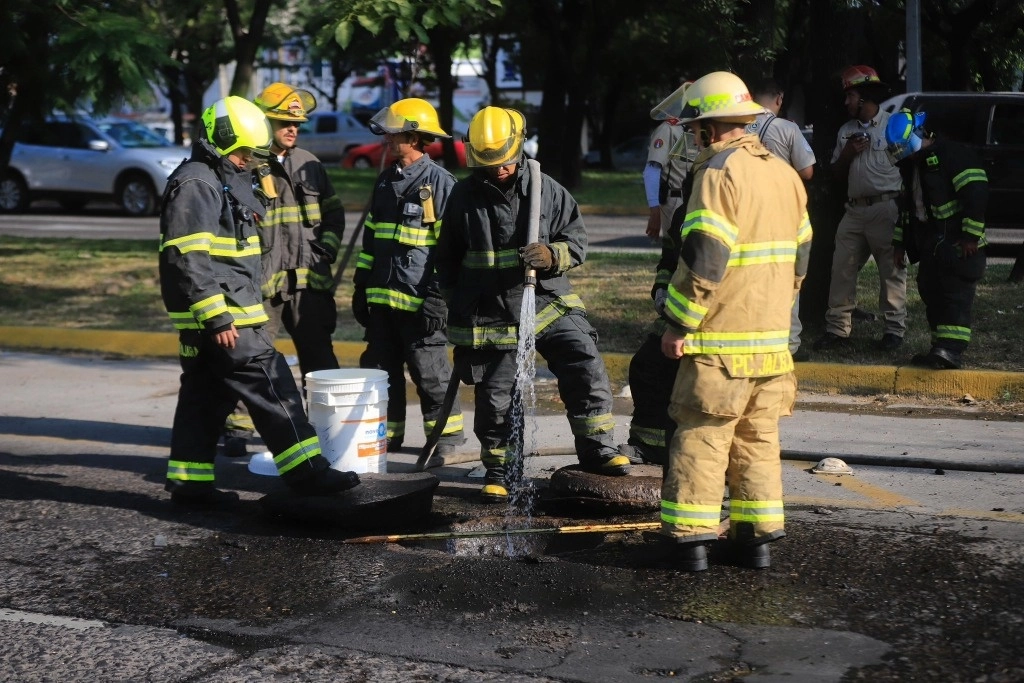 Personal de Protección civil y bomberos de Guadalajara constataron que no representaban un riesgo para la población y realizaron el saneamiento con químicos para neutralizar agentes que estuvieran mezclados con el agua. Foto PC Guadalajara