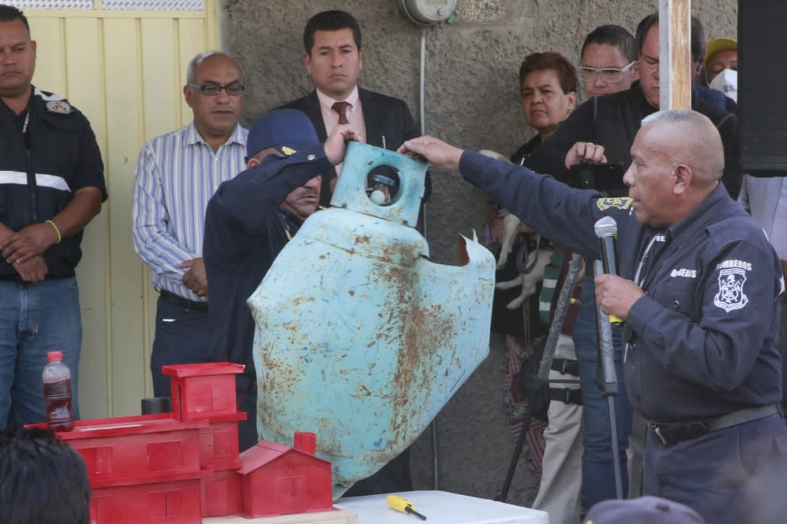 Elementos del Cuerpo de Bomberos y de Protección Civil capacitan a vecinos sobre el manejo de tanques de gas de uso doméstico, luego de que las explosiones y flamazos aumentaron en el último año. Foto Daniel Ramón Quiroz