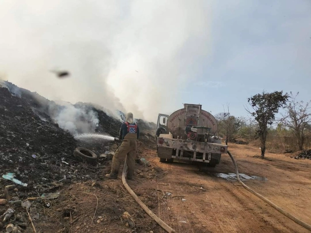 Bomberos lograron controlar al menos el 30% del incendio, tras 48 horas de combate. Foto La Jornada