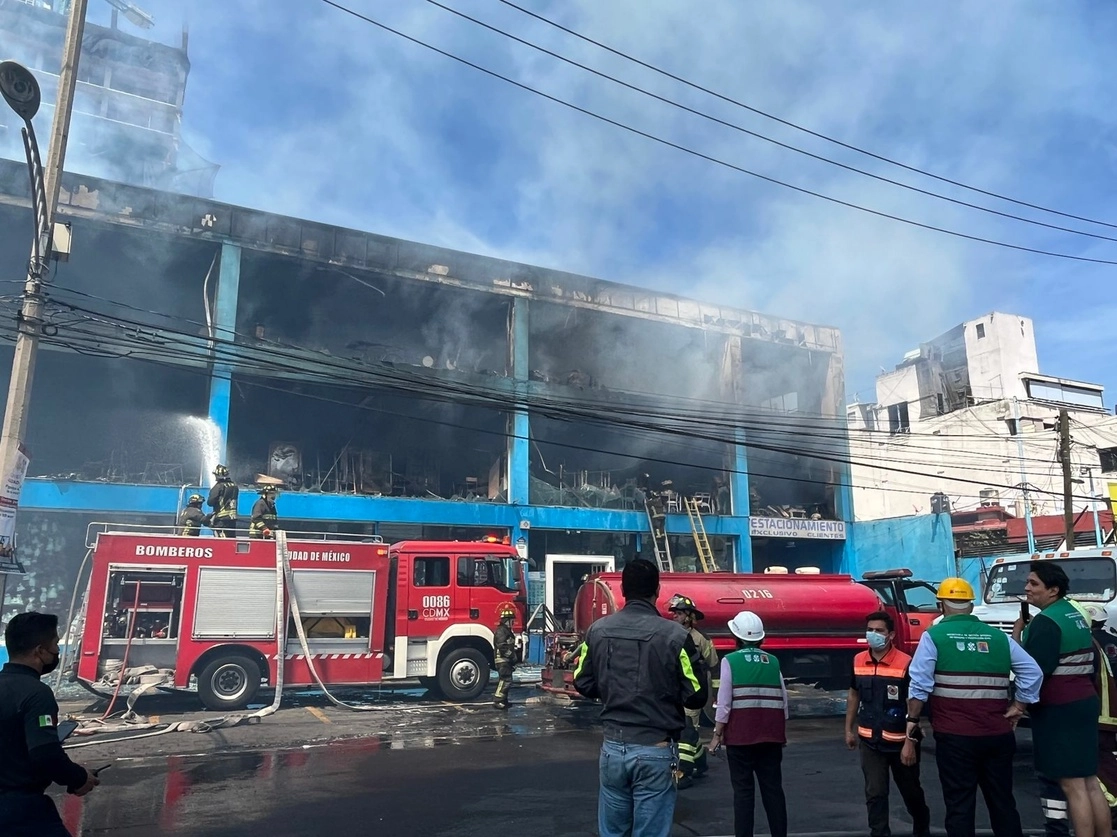 Bomberos combaten un incendio registrado en una tienda ubicada entre San Jerónimo y Periférico Sur, en la Ciudad de México, el 12 de octubre de 2022. Foto Alfredo Domínguez



