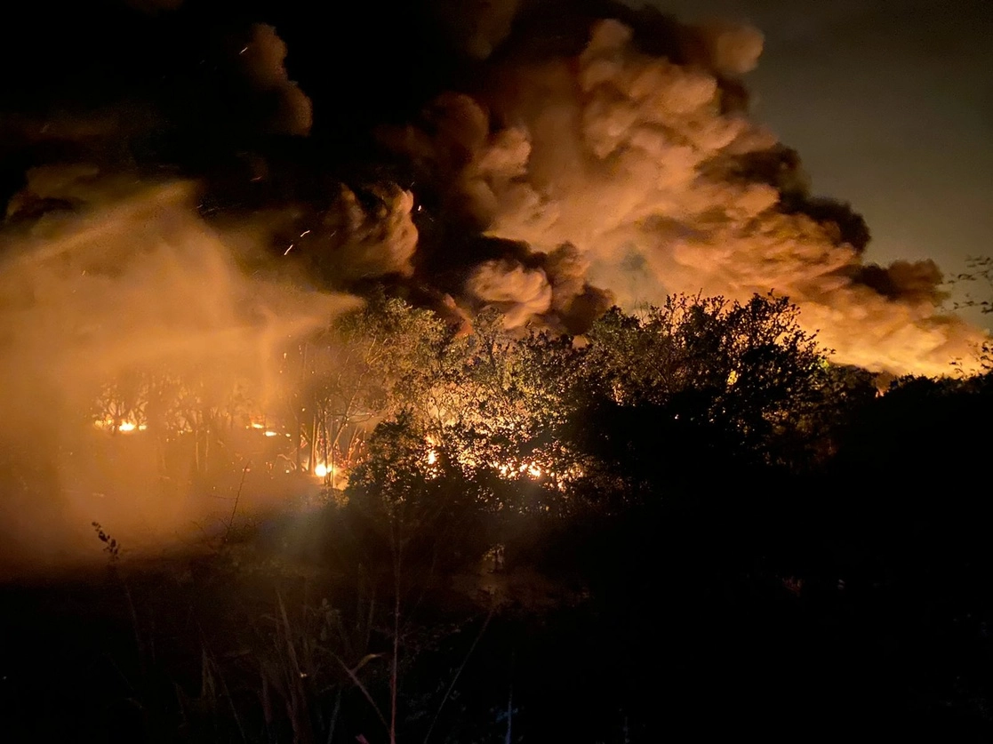 Bomberos continúan trabajando para tratar de sofocar las llamas en una plantación de espadañal, provocadas por una fuga de aceite desde la noche del miércoles en La Venta, población del municipio tabasqueño de Huimanguillo. Foto tomada del Twitter de @ProcivilTabasco
