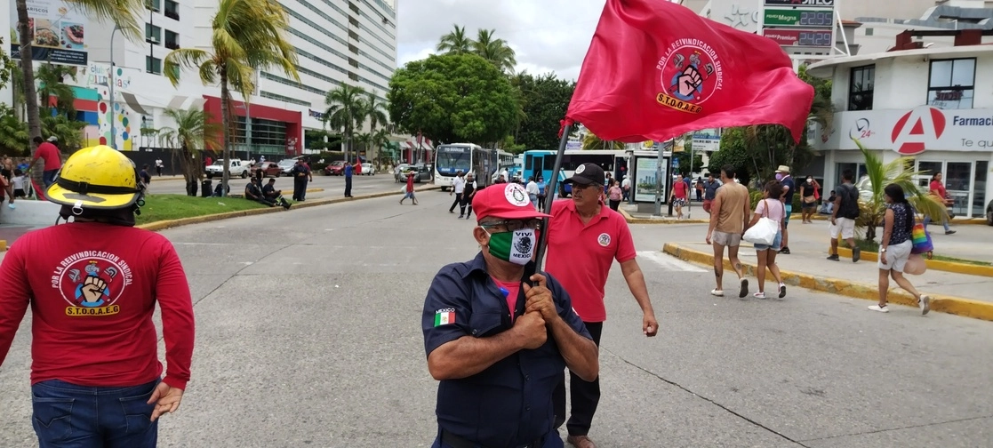 Bomberos de Acapulco también piden la destitución de Efrén Valdéz, coordinador de PC del municipio costero. Foto Héctor Briseño 