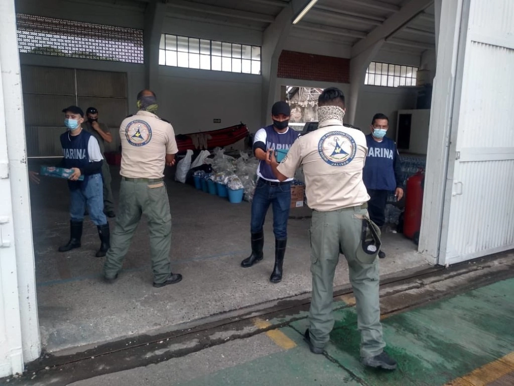 Integrantes de Protección Civil también ayudaron a mandar diferentes materiales y alimentos. Foto @PCJalisco