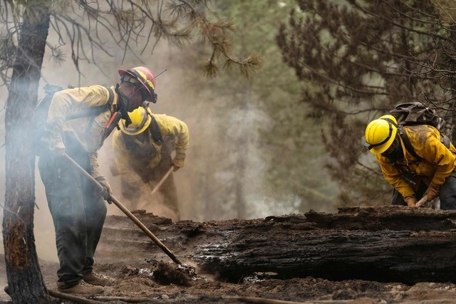 Desde hace casi un mes, bomberos de Oregon trabajan en contener el fuego en los bosques de la zona sur. Foto Afp