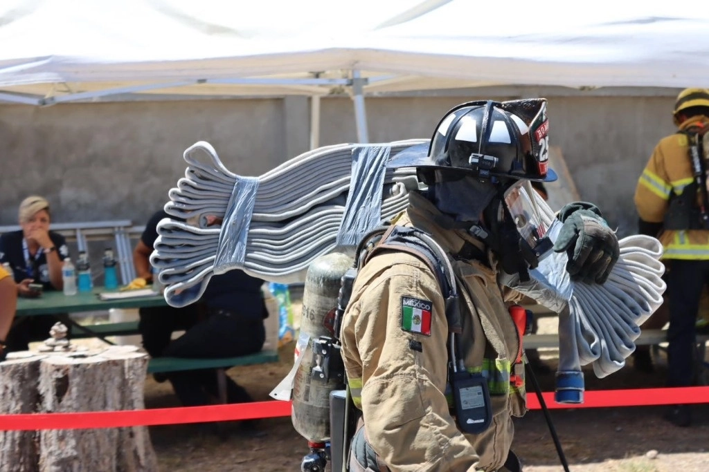 Participan en los operativos para apagar el fuego elementos de Bomberos de Tecate, la Comisión Nacional Forestal (Conafor), Guardia Nacional, Secretaría de Agricultura y Desarrollo Rural (Sader), así como voluntarios y una treintena de bomberos de Tijuana. Foto Protección Civil Baja California