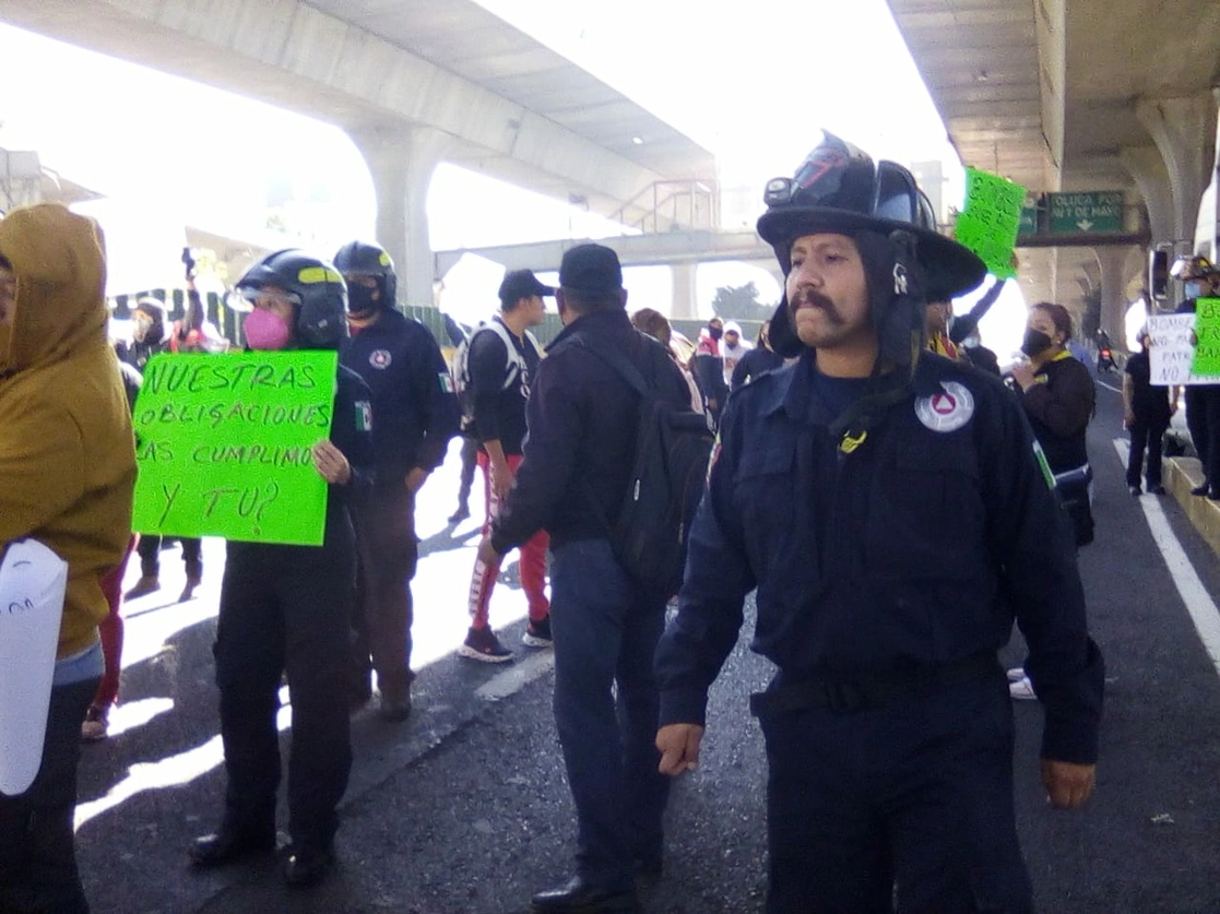 Personal de Protección Civil y Bomberos, así como policías municipales, bloquean la lateral del Periférico Norte para exigir a la alcaldesa Patricia Durán Reveles el pago de prestaciones de fin de año y salarios, el 22 de diciembre de 2021. Foto Silvia Chávez