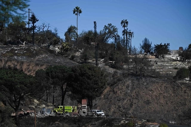 El incendio comenzó la mañana del miércoles y se expandió rápidamente con la llegada de los vientos de Santa Ana, ráfagas secas y cálidas procedentes del noreste. Foto Afp