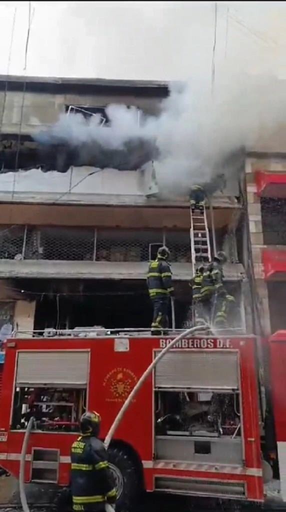 Cerca de las 7 horas, los bomberos controlaron el incendio en el edificio de tres pisos en la alcaldía Cuauhtémoc. Foto Tomada del video de X @Bomberos_CDMX 