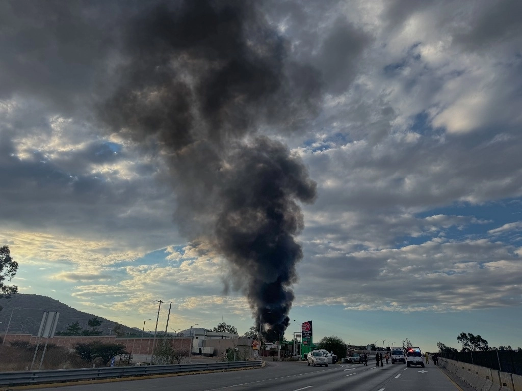 Incendio de un ducto de gas licuado en una bodega ubicada en el km 73 de la autopista México-Querétaro, Tepeji del Rio, Hidalgo, el 17 de enero del 2025. Foto Víctor Camacho

