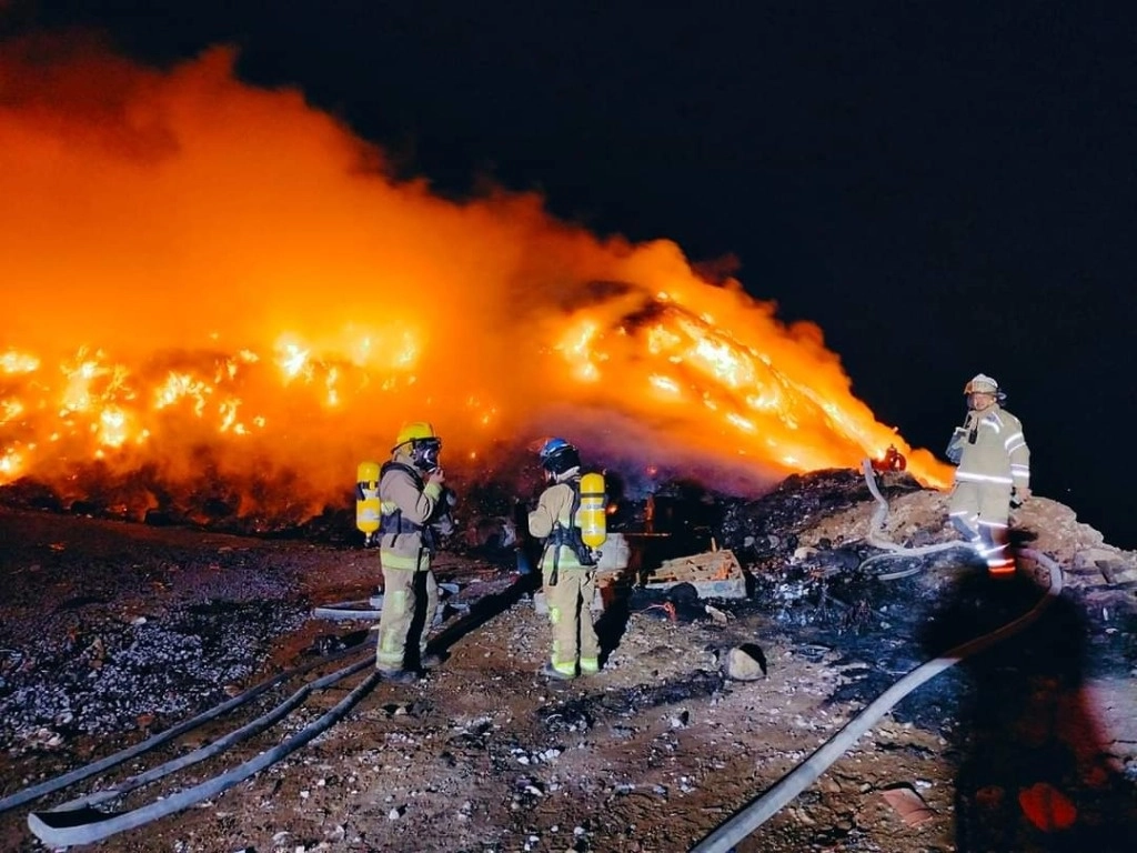 Bomberos intentan apagar el incendio en el relleno sanitario del municipio de Tequisquiapan, Querétaro. Se desconocen las causas. Foto ‘La Jornada’