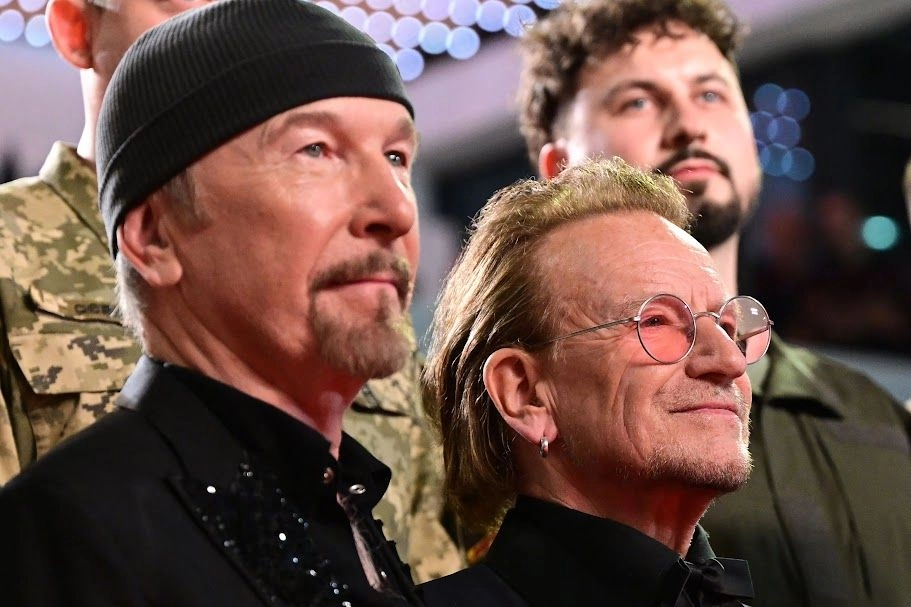 El músico británico-irlandés The Edge (izquierda) y el líder de U2, en la 78 edición del Festival de Cine de Cannes en la proyección de la película 'Bono: Stories of Surrender'. Foto 