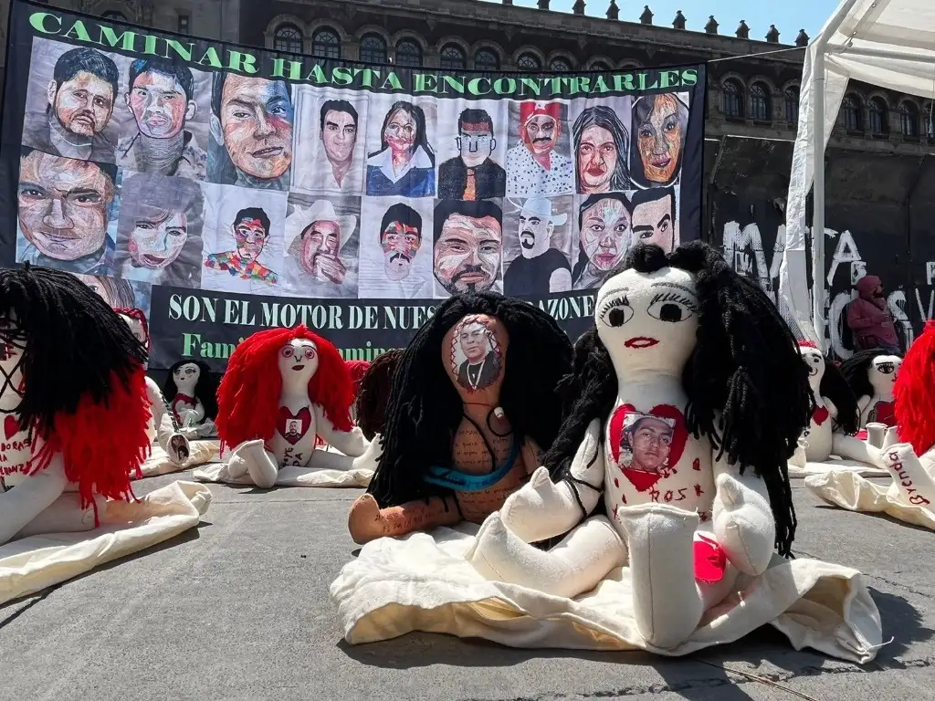 Organizaciones familiares y colectivos de mujeres buscadoras asisten al ‘Bordatón’, acción de memora de personas desaparecidas, en la que se llevan a cabo ‘performance’, exposición, entre otras actividades culturales en el Zócalo de la Ciudad de México, el 26 de mayo de 2024. Foto Luis Castillo
