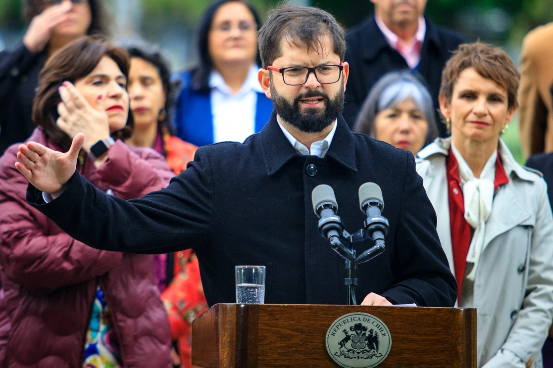 Gabriel Boric, presidente de Chile una visita a la región de la Auracanía, donde mapuches insurgentes lo recibieron con atentados incendiarios. Foto Afp / Archivo
