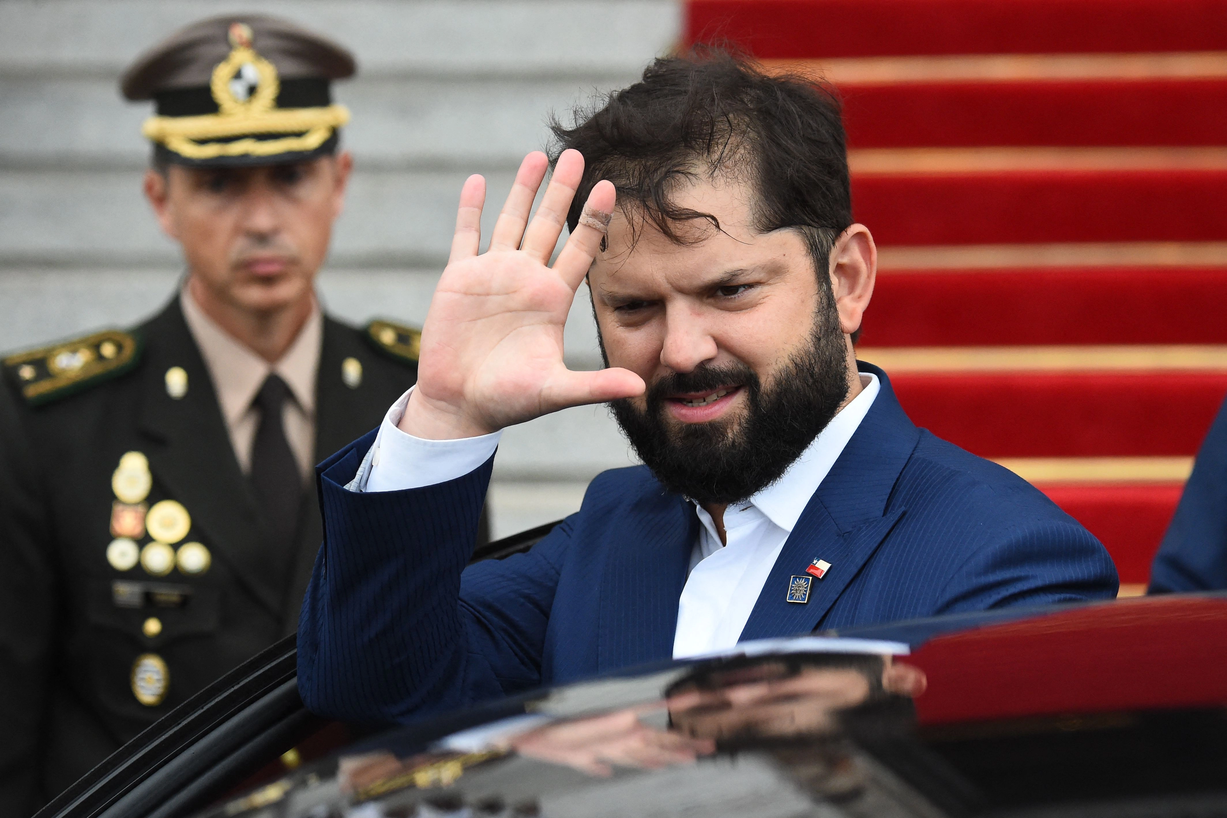 El presidente de Chile, Gabriel Boric, saluda al salir de la Ceremonia de Compromiso de Honor Constitucional del nuevo presidente Yamandu Orsi en el Palacio Legislativo de Montevideo el 1 de marzo de 2025.