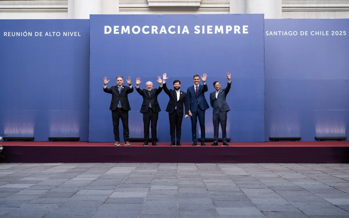 El presidente de Chile, Gabriel Boric, inauguró la mañana del lunes la 'Reunión de Alto Nivel Democracia Siempre', en la cual participan los mandatarios de Brasil, Luiz Inácio Lula da Silva; del gobierno de España, Pedro Sánchez; de Uruguay, Yamandú Orsi; y de Colombia, Gustavo Petro, advirtiendo que “en muchas partes del mundo, la democracia está amenazada”.