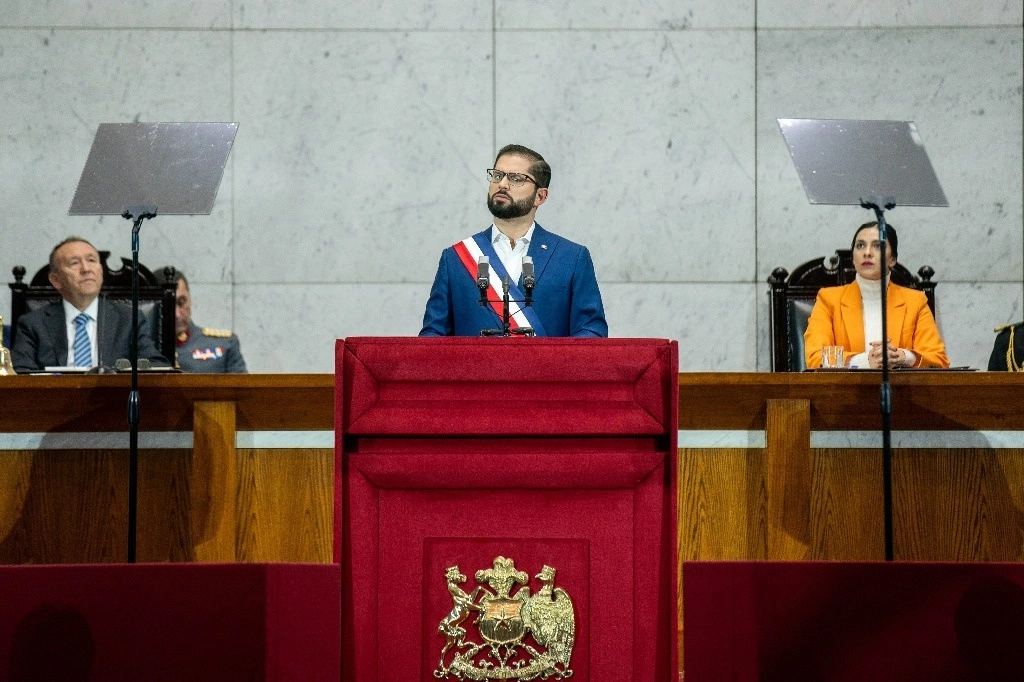 Imagen cedida por la Presidencia de Chile del presidente, Gabriel Boric (frente), participando en la entrega de su tercera Cuenta Pública Presidencial en el Congreso Nacional, en Valparaíso, Chile, el 1 de junio de 2024. Foto Xinhua