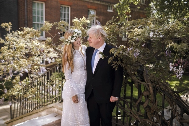 El primer ministro británico, Boris Johnson, y su esposa, Carrie Symonds, posan en el número 10 de Downing Street tras su boda, hoy en Londres. Foto Ap