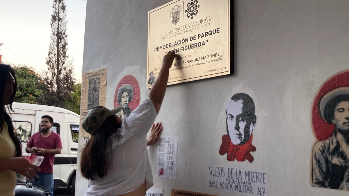 La protesta se concentró alrededor de las 18:00 horas en el Parque Rubén Figueroa, ubicado en la colonia Morelos sobre la avenida Benito Juárez de Chilpancingo. Foto