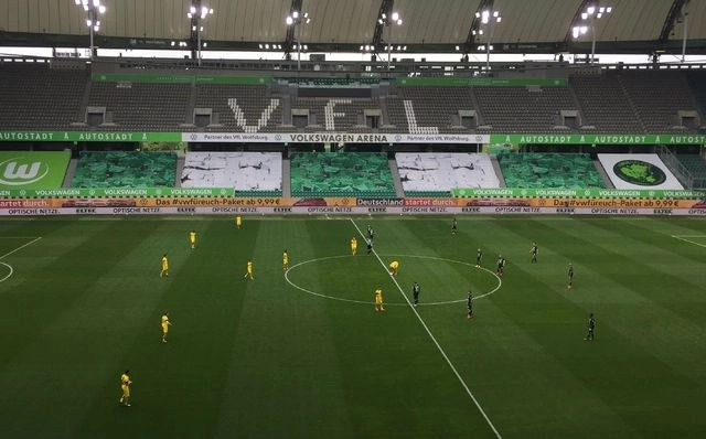 Siguiendo las medidas de precaución por la pandemia de Covid-19, el Borussia-Wolfsburgo se jugó a puerta cerrada. Foto Afp