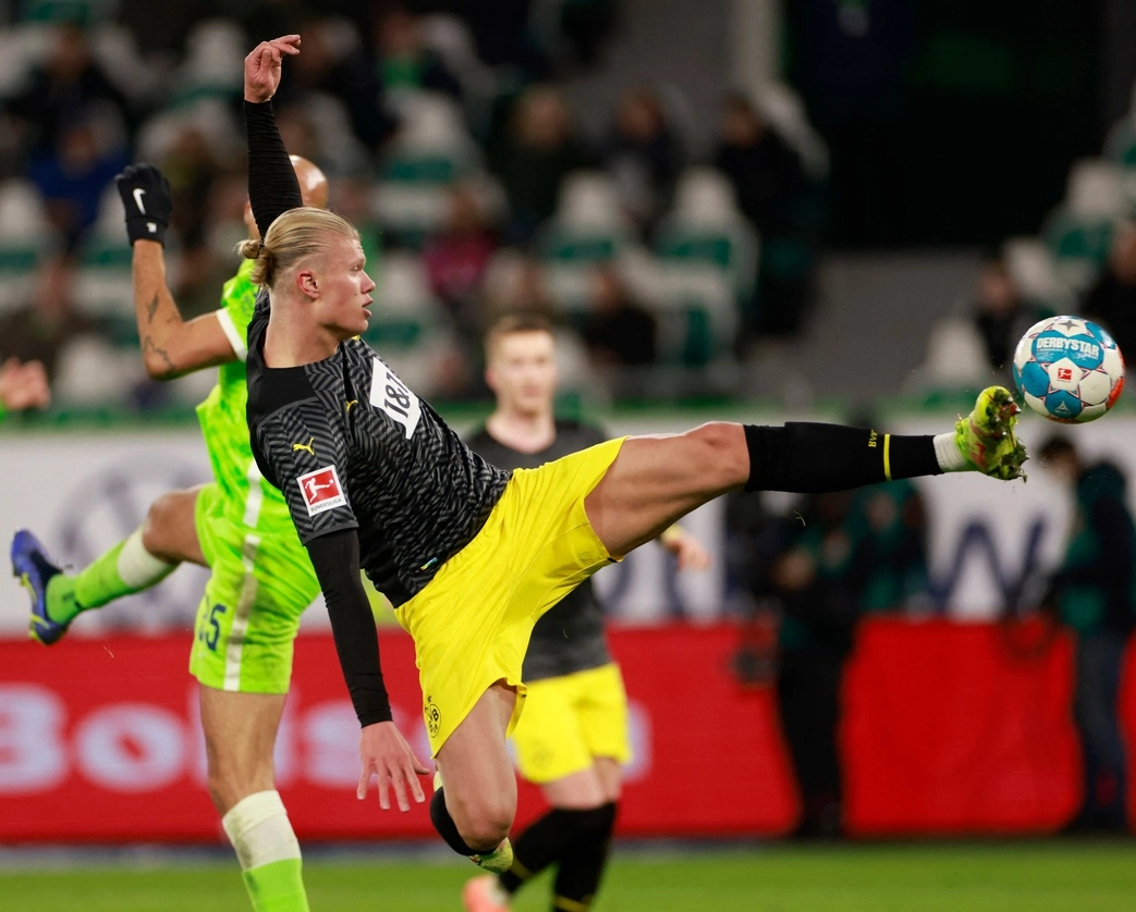 El noruego Erling Haaland anotó el tercer gol del Borussia Dortmund ante Wolfsburgo. Foto Afp