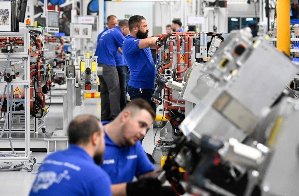 Empleados de Bosch, fabricante alemán de equipamientos, trabajan en la planta de producción de la empresa en Stuttgart, en julio de 2023. Foto Afp
